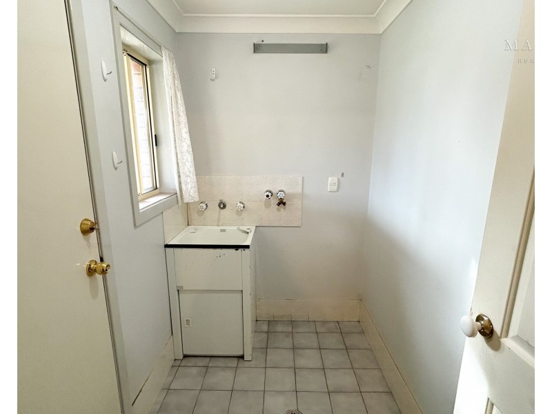 100 Raye Street, Tolland NSW 2650
