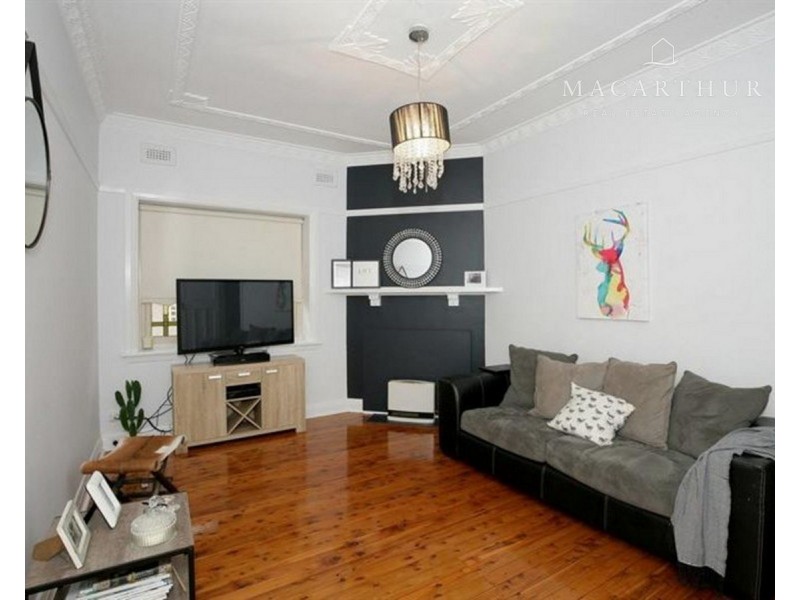 8 Macleay Street, Turvey Park NSW 2650