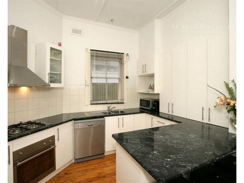 8 Macleay Street, Turvey Park NSW 2650