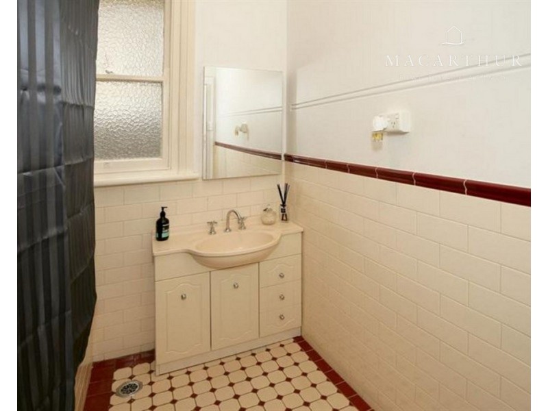 8 Macleay Street, Turvey Park NSW 2650