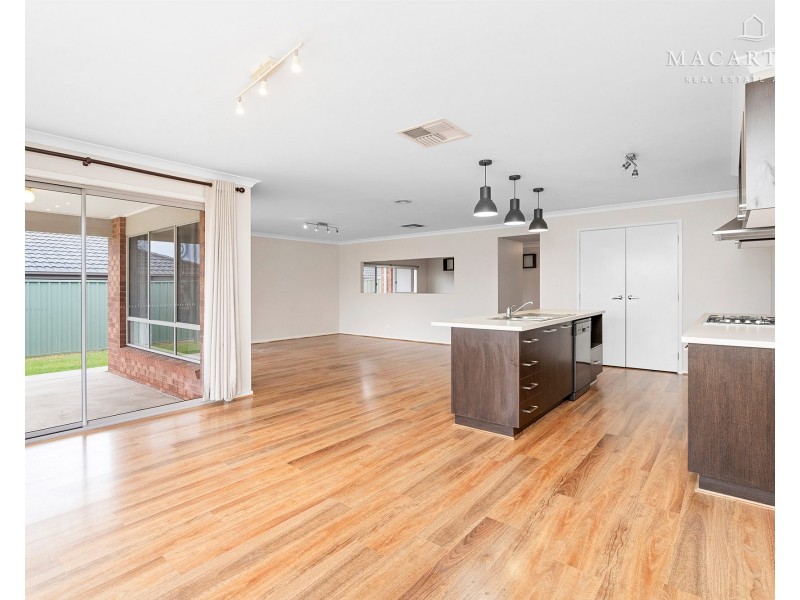 22 Tantoon Circuit, Forest Hill NSW 2651