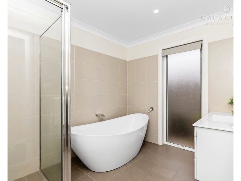 30 Mullagh Crescent, Boorooma NSW 2650