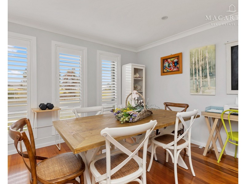 24 Ross Parkway, Gobbagombalin NSW 2650