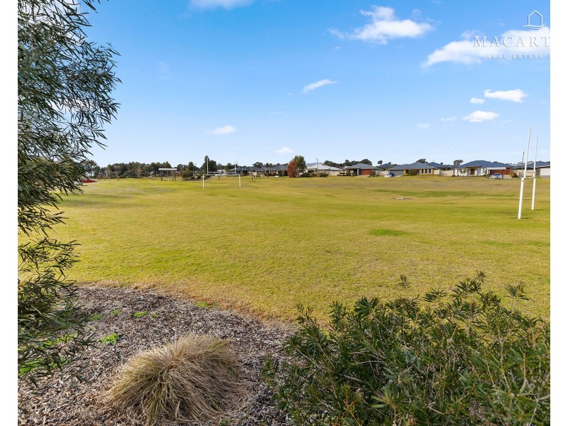 24 Ross Parkway, Gobbagombalin NSW 2650