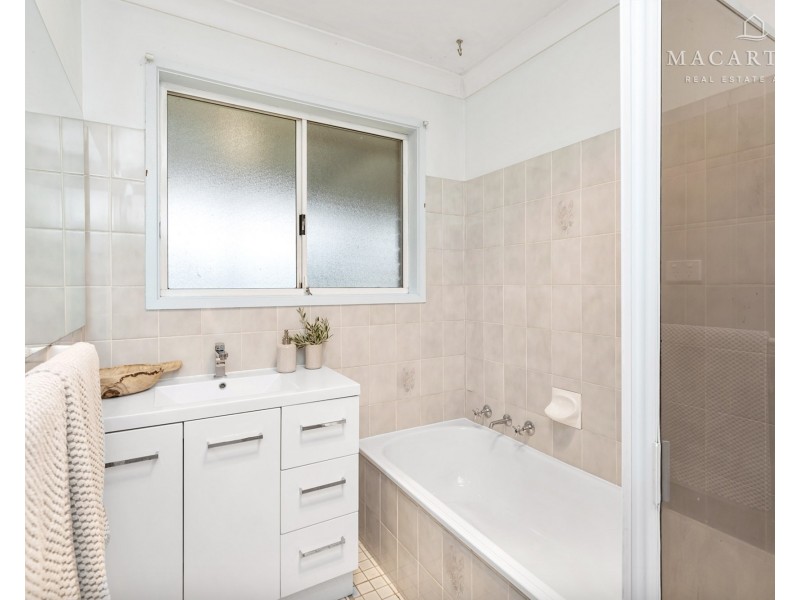 2 Truscott Drive, Ashmont NSW 2650