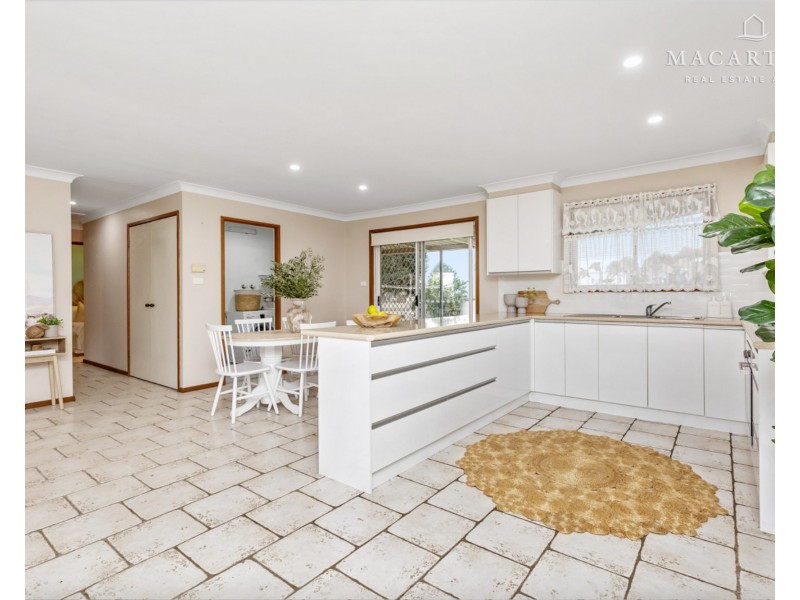 2 Truscott Drive, Ashmont NSW 2650