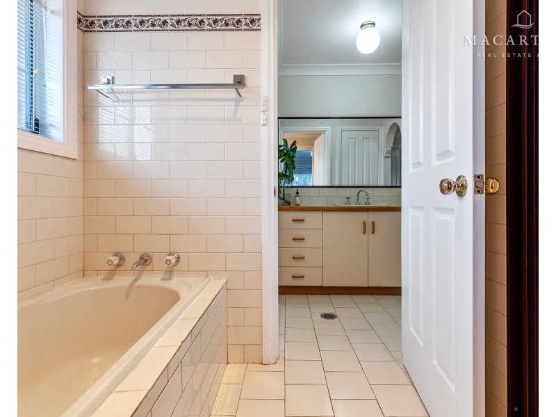1 Bokara Place, Glenfield Park NSW 2650