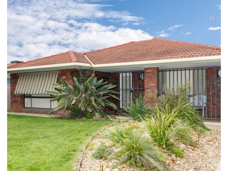 11 Pinaroo Drive, Glenfield Park NSW 2650
