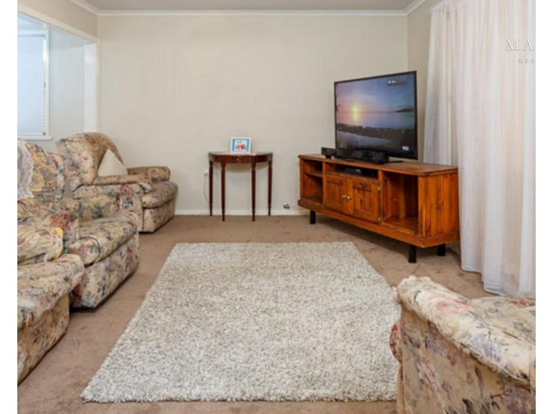 11 Pinaroo Drive, Glenfield Park NSW 2650