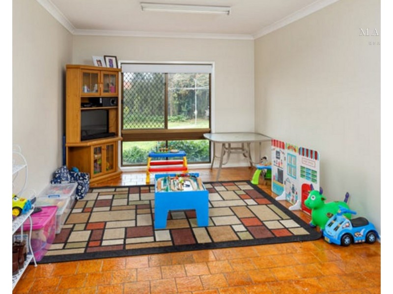 11 Pinaroo Drive, Glenfield Park NSW 2650