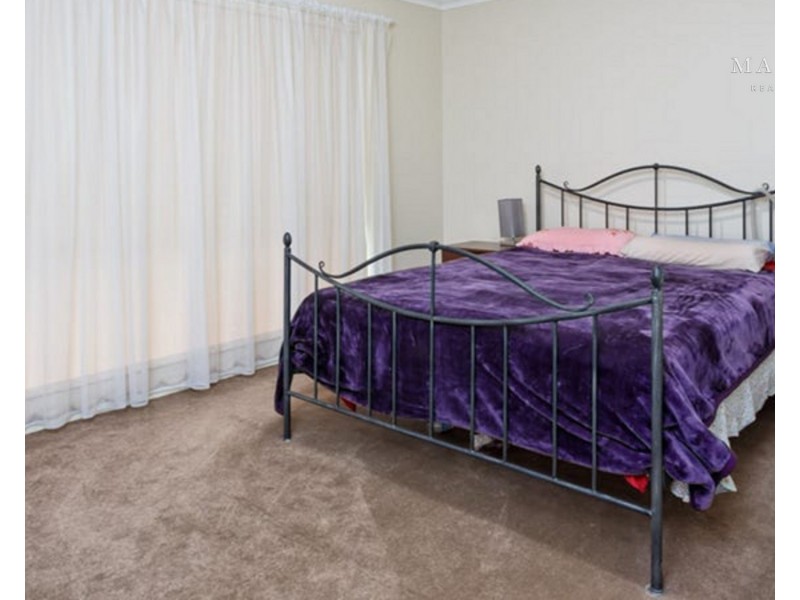 11 Pinaroo Drive, Glenfield Park NSW 2650