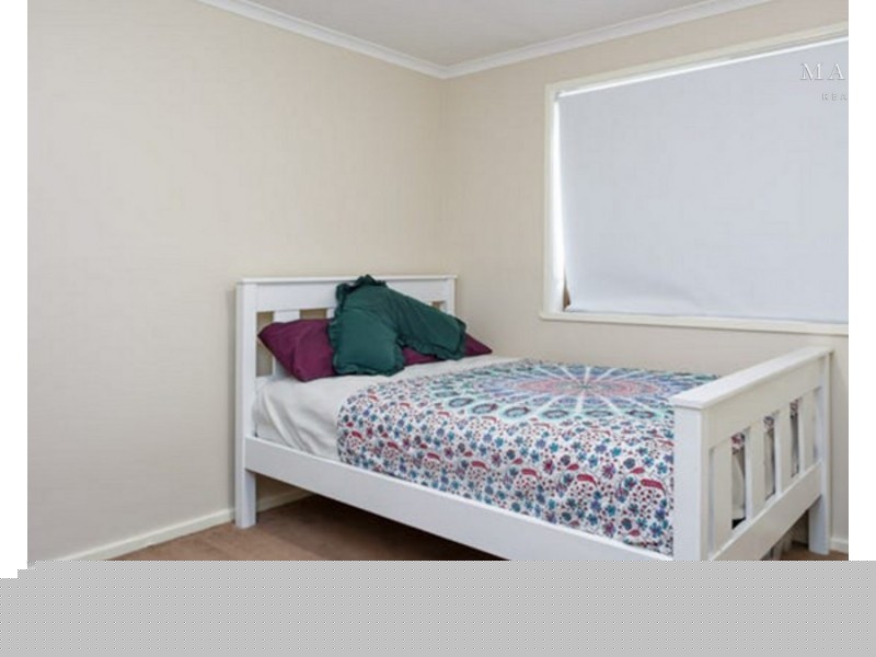11 Pinaroo Drive, Glenfield Park NSW 2650