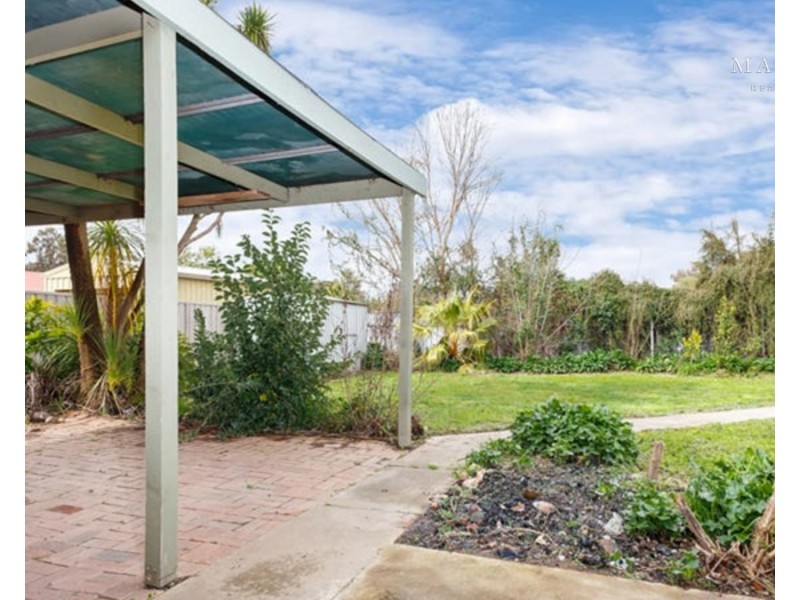 11 Pinaroo Drive, Glenfield Park NSW 2650