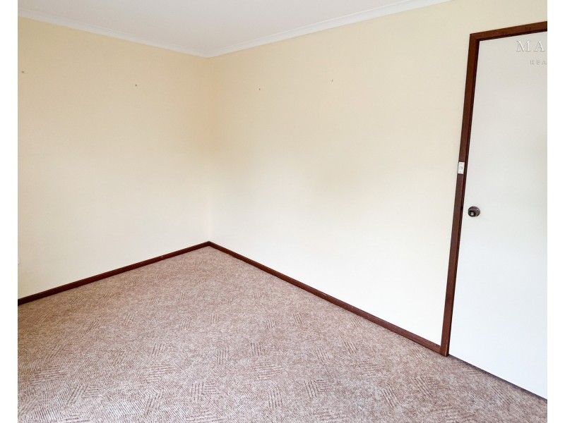 1/2 Nordlingen Drive, Tolland NSW 2650