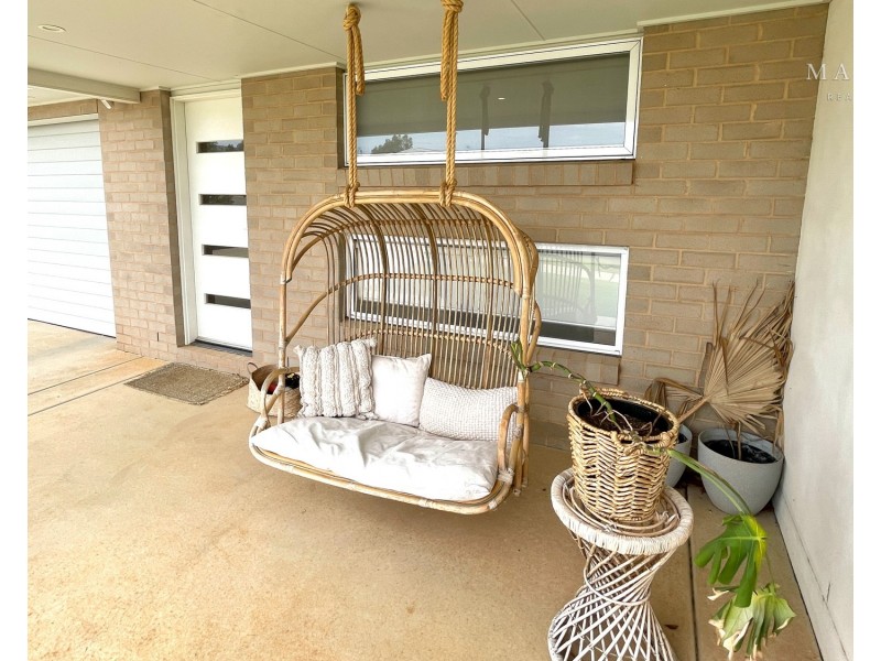 8 Jumbuck Drive, Gobbagombalin NSW 2650