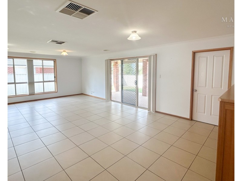 4 Pinnacle Place, Estella NSW 2650