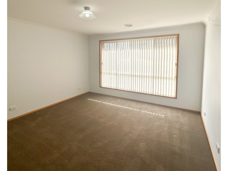 4 Pinnacle Place, Estella NSW 2650