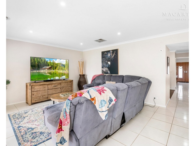 7 Breasley Crescent, Boorooma NSW 2650