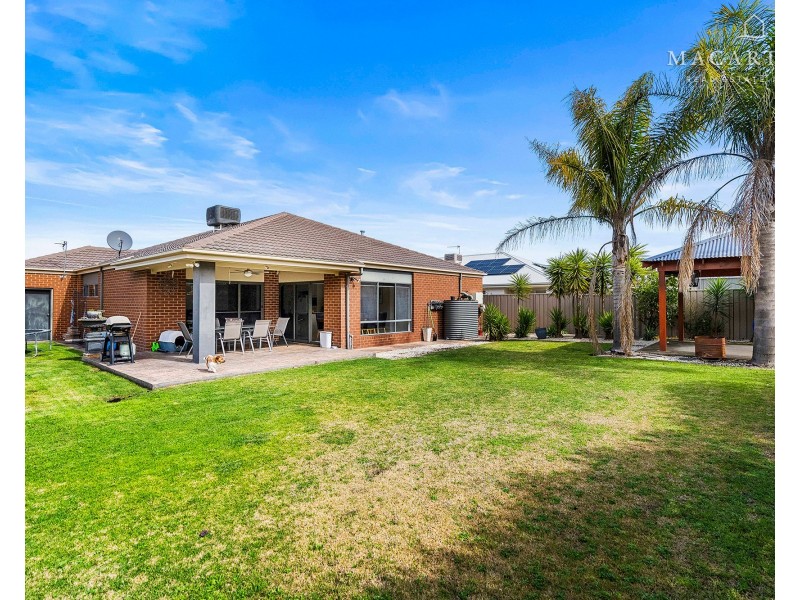 7 Breasley Crescent, Boorooma NSW 2650