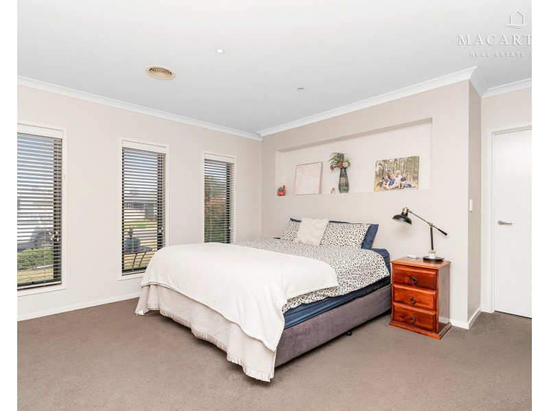 7 Breasley Crescent, Boorooma NSW 2650