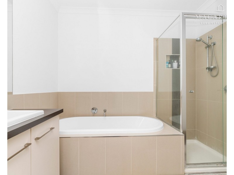 7 Breasley Crescent, Boorooma NSW 2650
