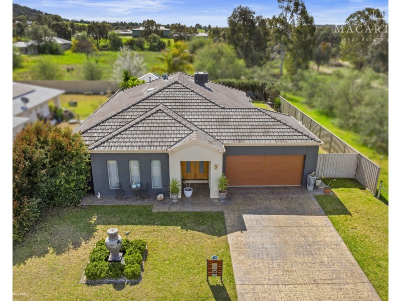 7 Breasley Crescent, Boorooma NSW 2650