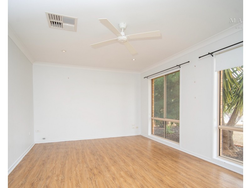 24 Langi Crescent, Glenfield Park NSW 2650