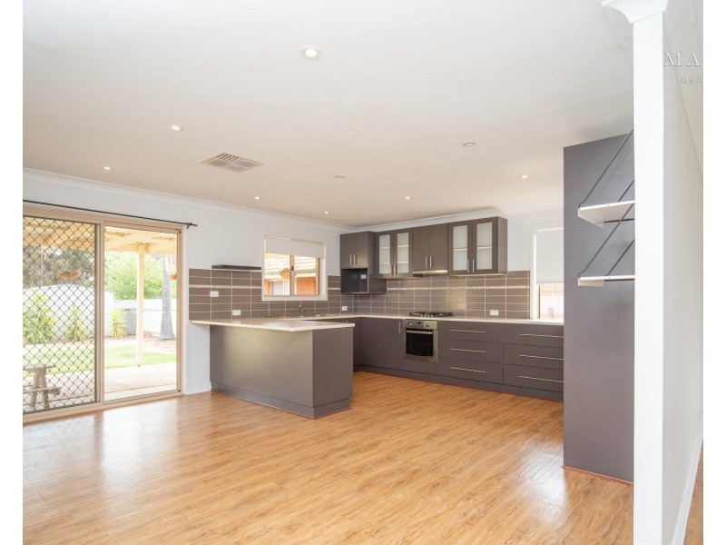 24 Langi Crescent, Glenfield Park NSW 2650