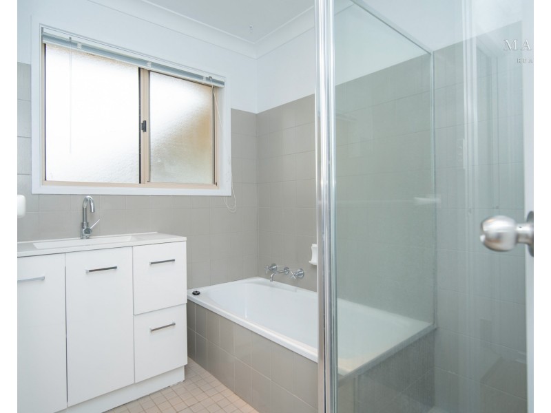 24 Langi Crescent, Glenfield Park NSW 2650