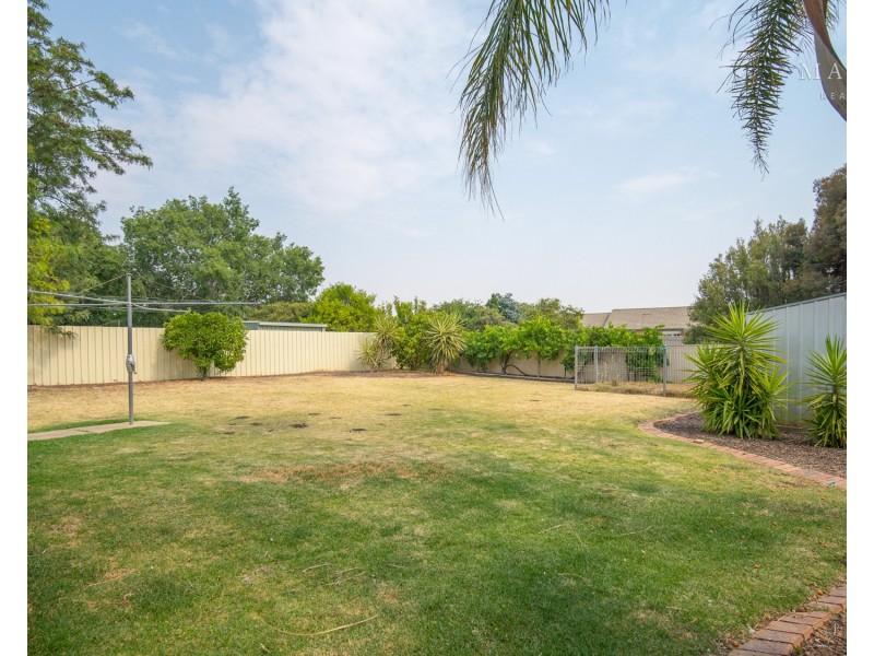 24 Langi Crescent, Glenfield Park NSW 2650