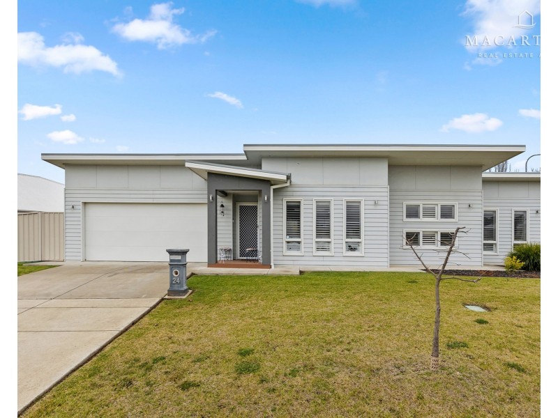 24 Ross Parkway, Gobbagombalin NSW 2650