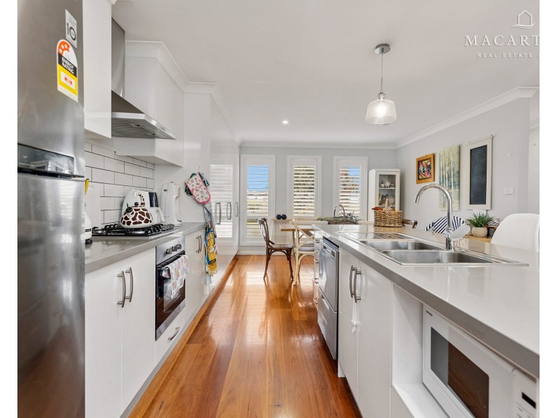 24 Ross Parkway, Gobbagombalin NSW 2650