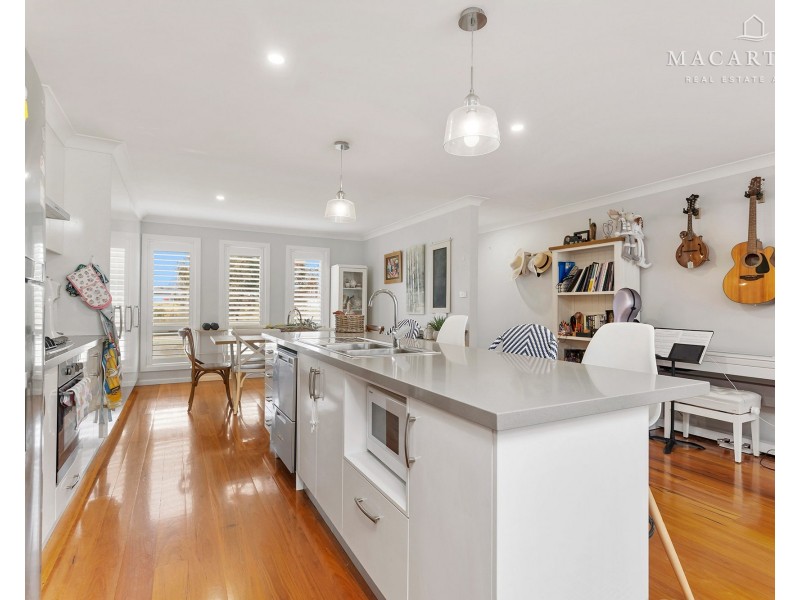 24 Ross Parkway, Gobbagombalin NSW 2650