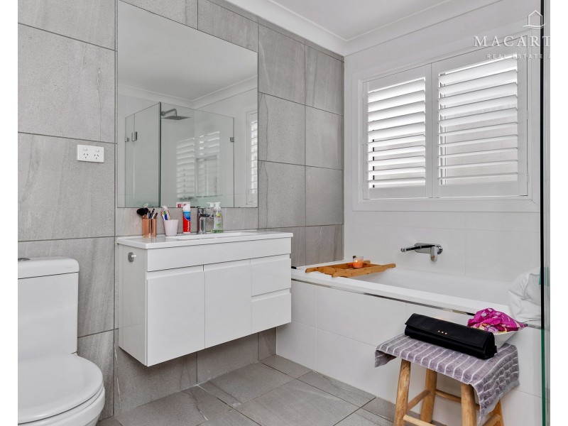 24 Ross Parkway, Gobbagombalin NSW 2650