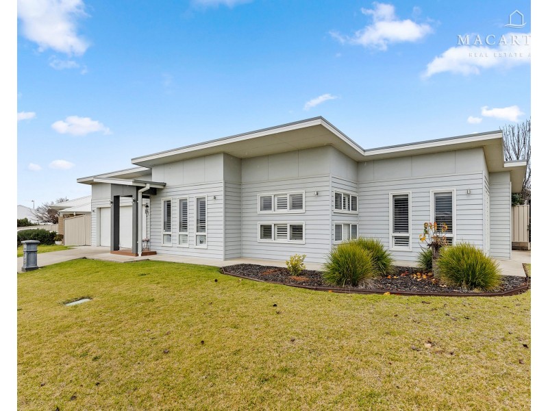 24 Ross Parkway, Gobbagombalin NSW 2650