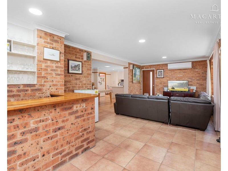 63 Simkin Crescent, Kooringal NSW 2650