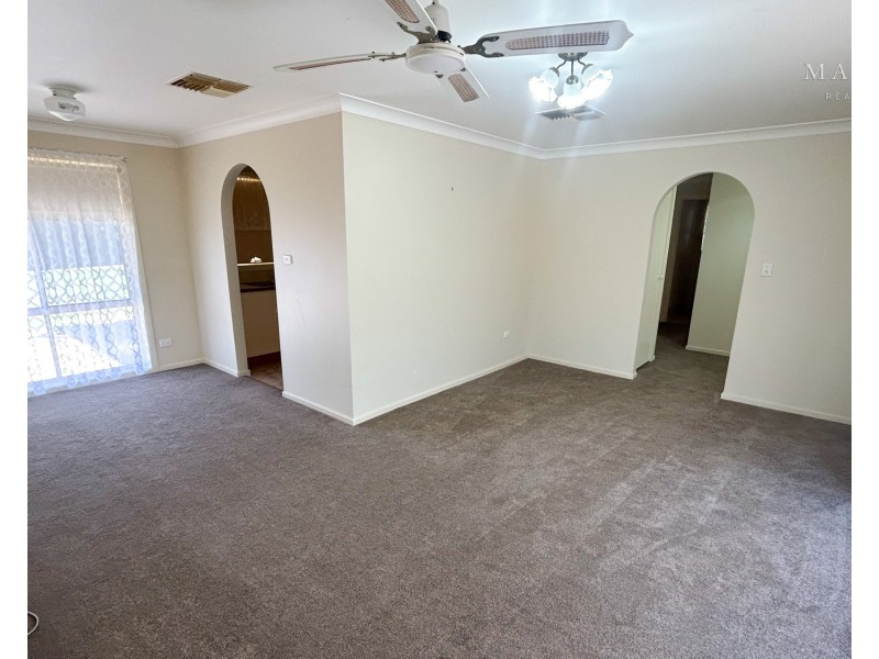 64 Dalman Parkway, Glenfield Park NSW 2650