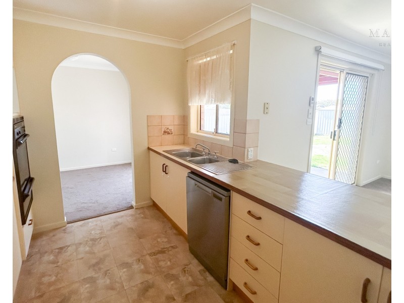 64 Dalman Parkway, Glenfield Park NSW 2650