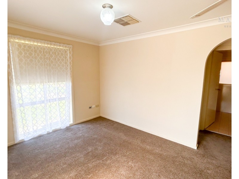 64 Dalman Parkway, Glenfield Park NSW 2650