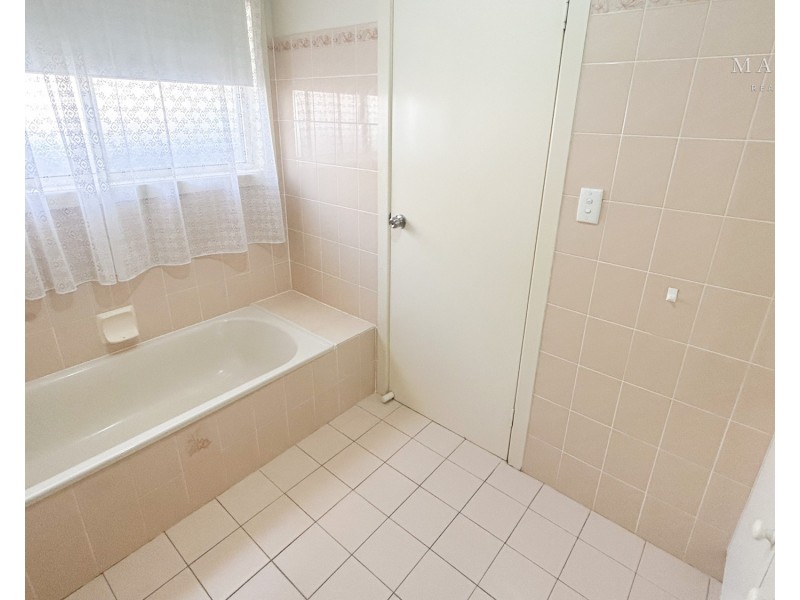 64 Dalman Parkway, Glenfield Park NSW 2650