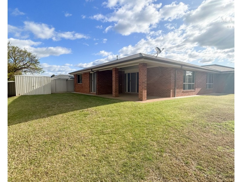 4 Pinnacle Place, Estella NSW 2650