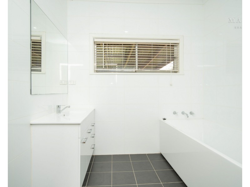 65 Main Street, Lake Albert NSW 2650