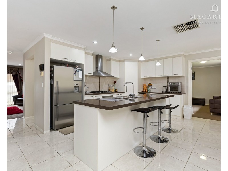 37 Plunkett Drive, Lake Albert NSW 2650