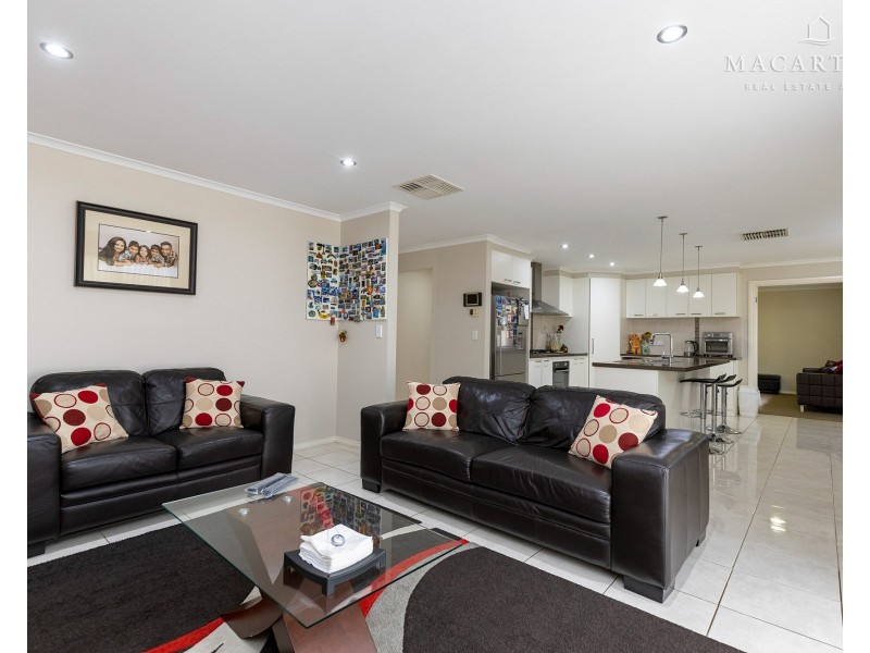 37 Plunkett Drive, Lake Albert NSW 2650