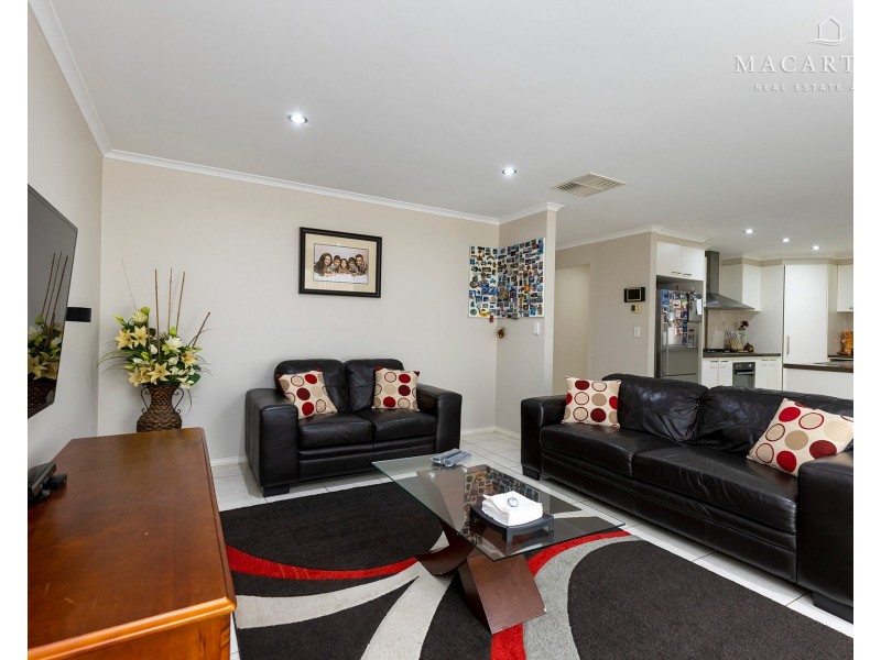 37 Plunkett Drive, Lake Albert NSW 2650