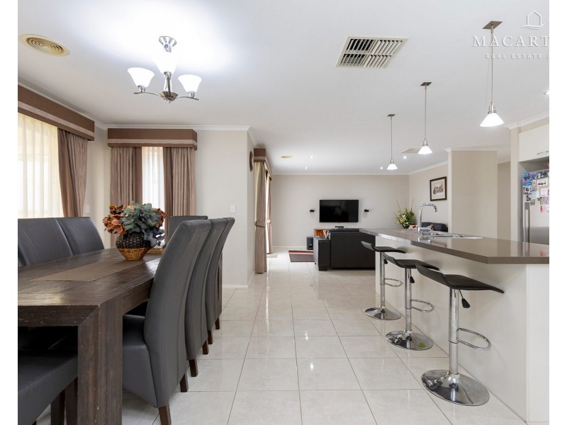 37 Plunkett Drive, Lake Albert NSW 2650