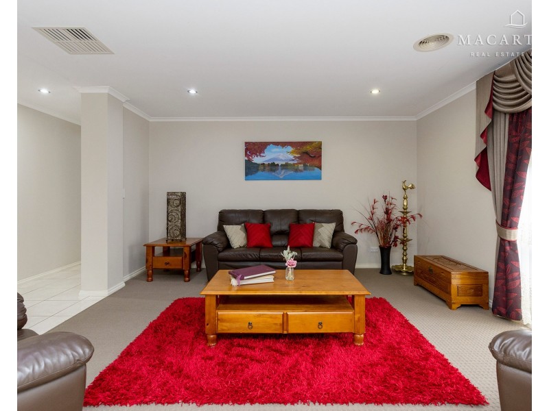 37 Plunkett Drive, Lake Albert NSW 2650