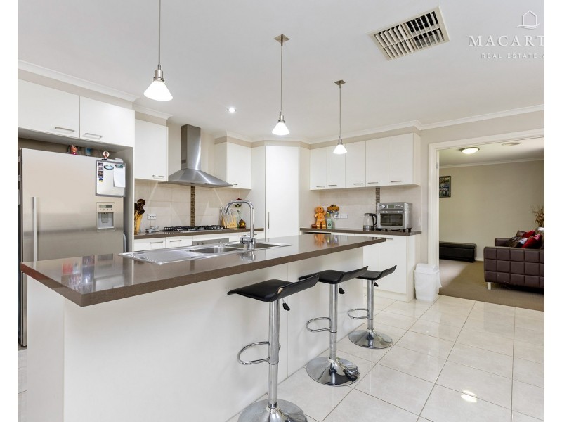 37 Plunkett Drive, Lake Albert NSW 2650