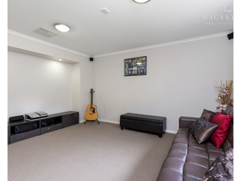 37 Plunkett Drive, Lake Albert NSW 2650