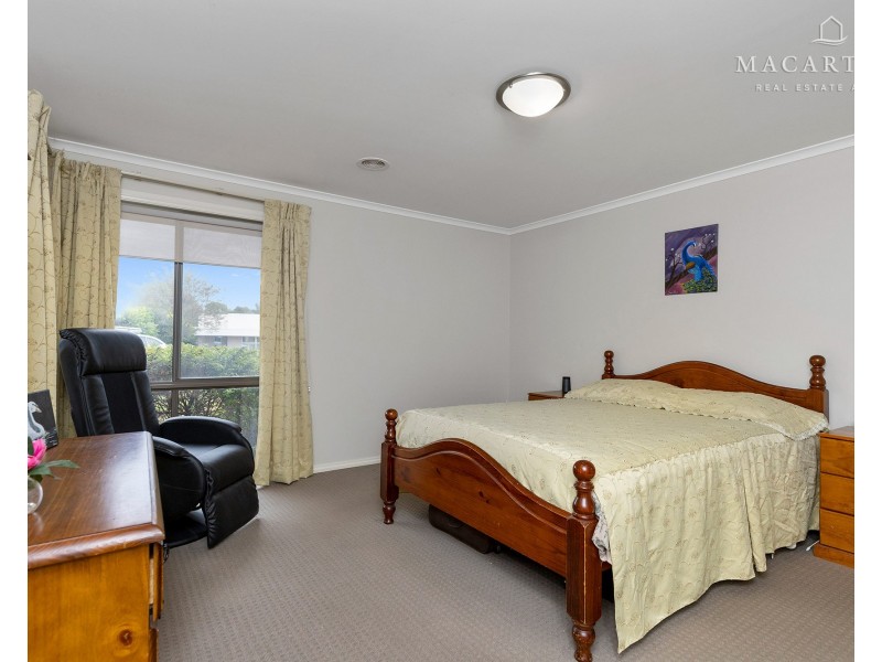 37 Plunkett Drive, Lake Albert NSW 2650